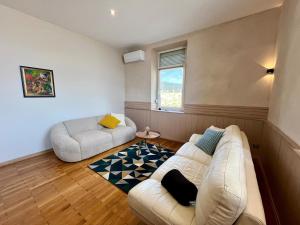 a living room with a couch and a chair at Appartement 93m2 Cosy - 2 chambres in Wimmenau