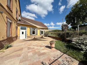 a house with a brick driveway in front of it at Appartement 93m2 Cosy - 2 chambres in Wimmenau