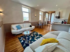 a living room with two couches and a table at Appartement 93m2 Cosy - 2 chambres in Wimmenau