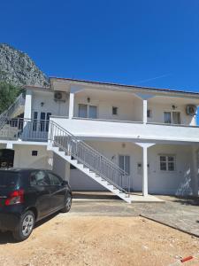 a car parked in a parking lot in front of a building at Studio apartmani Ante in Zaostrog