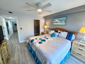 a bedroom with a bed and a ceiling fan at 2BR/1BA Sienna Park Apartment in Sarasota
