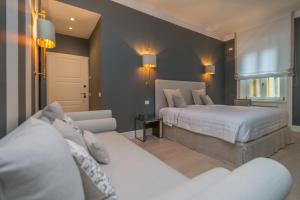 Brera Luxury Suite في ميلانو: غرفة نوم بسريرين واريكة