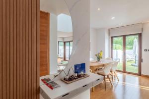 a kitchen and dining room with a table and chairs at VILLA TAZA DE PLATA A in Huétor Vega