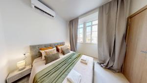a bedroom with a bed with a large window at Lobster Room - Estrela do Mar - 1 in Albufeira