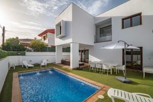 a house with a swimming pool in the backyard at VILLA TAZA DE PLATA A in Huétor Vega
