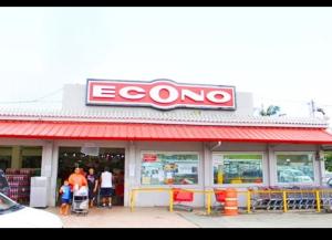 a group of people standing outside of a store at Studio comodo con aire acondicionado in Caguas