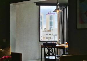 a dining room with a table and a window at Suite Loc Suite & Spa in Casablanca