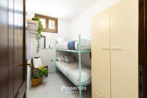 a small room with bunk beds in it at Il terrazzo sulla duna 6 by Propertize in Torre Dei Corsari