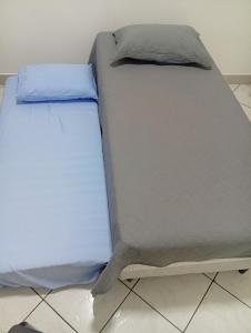 ein großes Bett, das auf einem Boden steht in der Unterkunft Executivo central 101 in Ipatinga + 2 Fotos