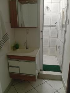 ein Badezimmer mit Waschbecken und Dusche in der Unterkunft Executivo central 101 in Ipatinga