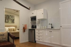 A kitchen or kitchenette at Greenlee Cottages