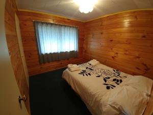 Postel nebo postele na pokoji v ubytování Pineacres Motel and Park