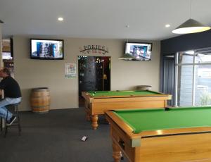 Kaiapoi的住宿－Pineacres Motel and Park，一间设有两张台球桌和两台电视的房间