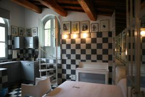 a kitchen with a checkered wall and a table at Villa Laetitia in Rome