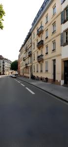 an empty street in front of a building at L'Escale Strasbourgeoise climatisée in Strasbourg