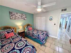 a bedroom with two beds and a ceiling fan at 2BR/2BA condo Sienna Park in Sarasota +22 photos