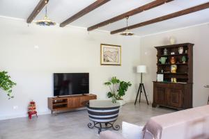 a living room with a couch and a tv at Casa Ziretto in Castelmola
