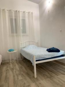 a small bedroom with a bed and a table at Quarto privado na natureza in Fernao Ferro