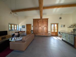a living room with a couch and a table at Domaine de Pélican in Gignac