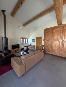 a living room with a couch and a tv at Domaine de Pélican in Gignac