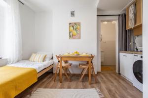 a small room with a table and a bed at Apartament Cytrynowy Kwidzyn in Kwidzyn