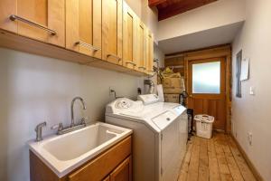 ein Waschraum mit Waschbecken und Waschmaschine in der Unterkunft Adams Rest in The Dalles + 43 Fotos