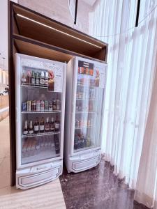 two refrigerators are standing next to a window at SOFISTICADO Flat Brasília no Eixo Monumental, Melhor Localização de Brasília in Brasília