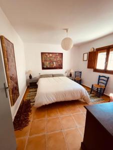 a bedroom with a white bed in a room at Casa Coco No 11 in Polopos