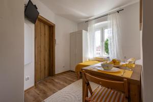 a living room with a dining room table and a bedroom at Apartament Cytrynowy Kwidzyn in Kwidzyn +21 photos