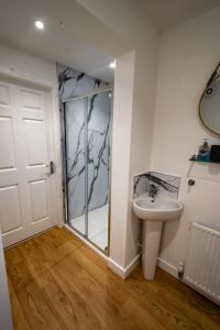 a bathroom with a shower and a sink at Spacious 5BR Home St Andrews in Fife +75 photos