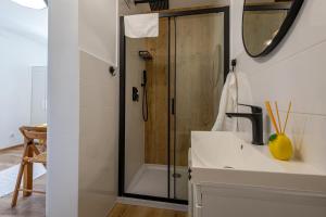 a bathroom with a sink and a shower at Apartament Cytrynowy Kwidzyn in Kwidzyn
