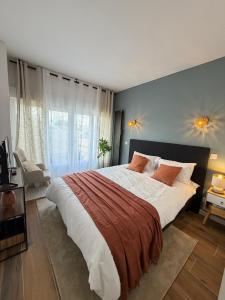 a bedroom with a large bed with a blue wall at Suite indépendante proche Bordeaux in Rions