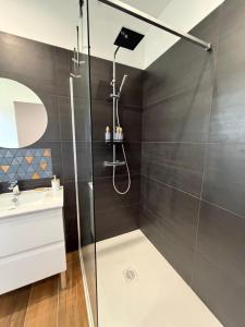 a shower in a bathroom with a glass shower stall at Suite indépendante proche Bordeaux in Rions