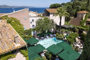 an aerial view of a resort with a swimming pool at Hôtel Le Y in Saint-Tropez
