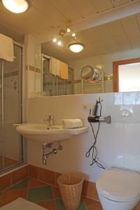 Un baño de Hotel - Restaurant Gosauerhof 37 fotos más