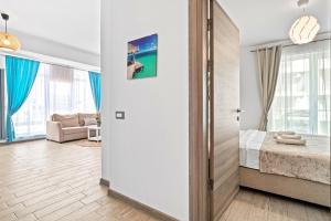 a bedroom with a bed and a living room at Bavaro 50 by Alezzi Resort in Mamaia Sat/Năvodari