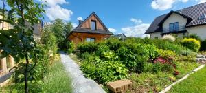 a garden in front of a house at Willa Maciejka - Domek Narciarski in Trybsz