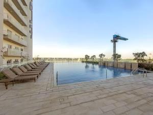 a swimming pool in the middle of a building at FIRST CLASS 1BR Cozy Luxury Retreat in ‘Ūd al Bayḑāʼ