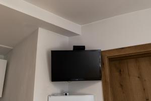 a flat screen tv on the wall of a room at Apartament Cytrynowy Kwidzyn in Kwidzyn