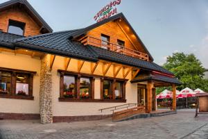 un edificio con un restaurante a un lado en Gościniec Jurajski, en Żarki