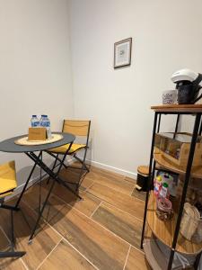 a dining room with a table and chairs in a room at Suite indépendante proche Bordeaux in Rions