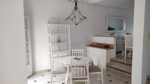 a dining room with a table and chairs and a kitchen at Duplex Los Chanchez in Aguadulce