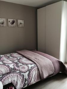 - une chambre avec un lit et une couverture dans l'établissement Julie's Apartment Disneyland, à Serris