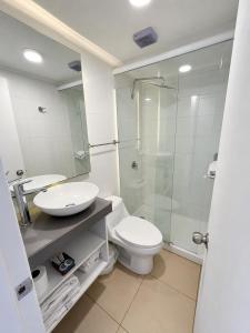 a bathroom with a toilet and a sink and a shower at Hotel Carande, Papudo in Papudo +36 photos