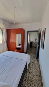 a bedroom with a large white bed in a room at Xilagani Central House in Xilaganí