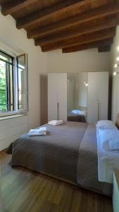 ein Schlafzimmer mit einem großen Bett in einem Zimmer in der Unterkunft Camillo Benso in Bernareggio