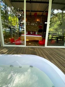 a bath tub in front of a room with a table at Natural Glamping Cocorna in Cocorná