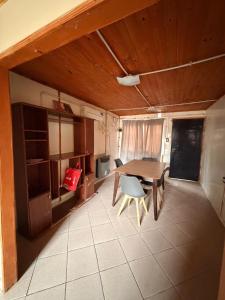 a dining room with a table and a kitchen at Servicios Alvarez in Rincon de los Sauces