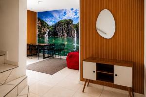 a room with a dining room with a view of a lake at Pousada Lagus Pan in Capitólio