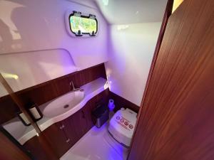 a small bathroom with a tub and a toilet at Golden Yacht Solina in Polańczyk